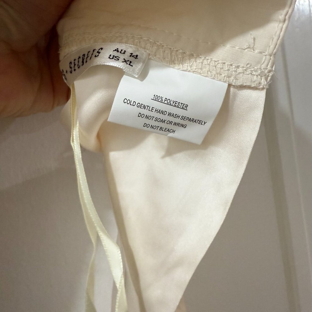 🏷 *NWT* 🤍✨ Saints & Secrets Tammi Satin Set Oyster XL (Crop Top + Pants)🤍✨ - Picture 11 of 14